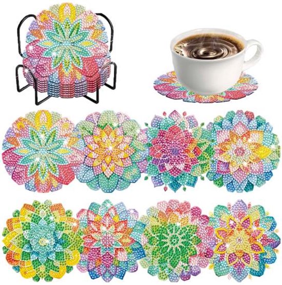 Een set van 8 bloemvormige diamond painting onderzetters in een zwarte houder, een kopje koffie op een onderzetter en 8 losse onderzetters op de achtergrond.