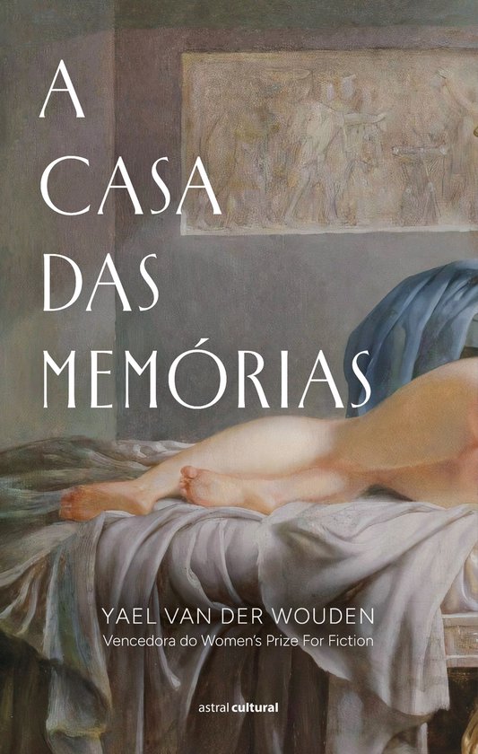 Boek 'A Casa das Memórias' met de titel in grote witte letters op een schilderij van een vrouwelijk been op een bed. Winnaar van de Women's Prize.