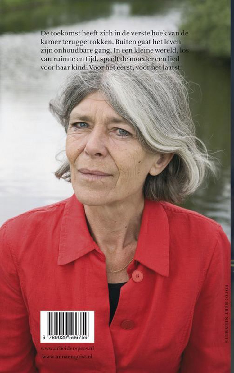 Portret van een oudere vrouw met grijs haar in een rood shirt. Achtergrond is een vage, waterige omgeving.