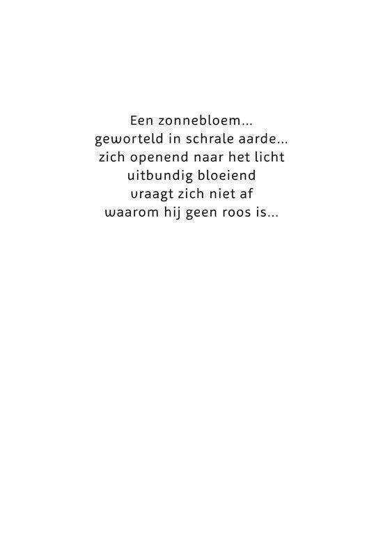 Een zonnebloem die zich openend naar het licht vraagt zich niet af waarom hij geen roos is.
