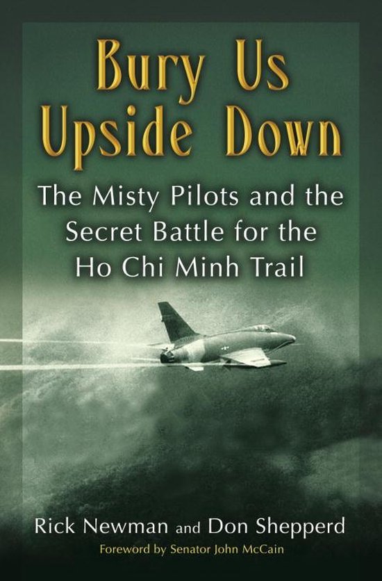 Boek 'Bury Us Upside Down: The Misty Pilots and the Secret Battle for the Ho Chi Minh Trail' met een straaljager die door de wolken vliegt.
