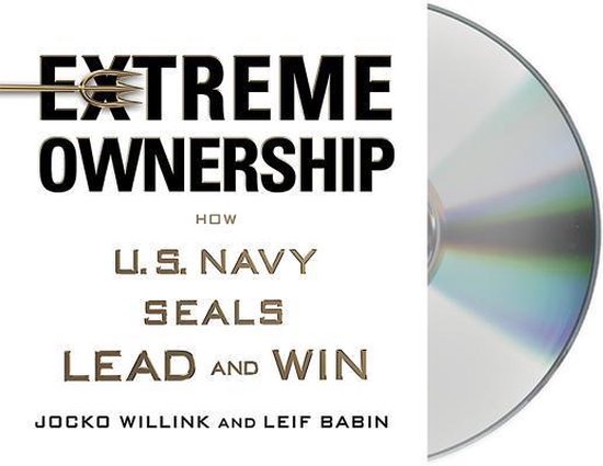 Boek "Extreme Ownership Hoe U.S. Navy SEALs Leidt en Wint" met een cd ernaast.