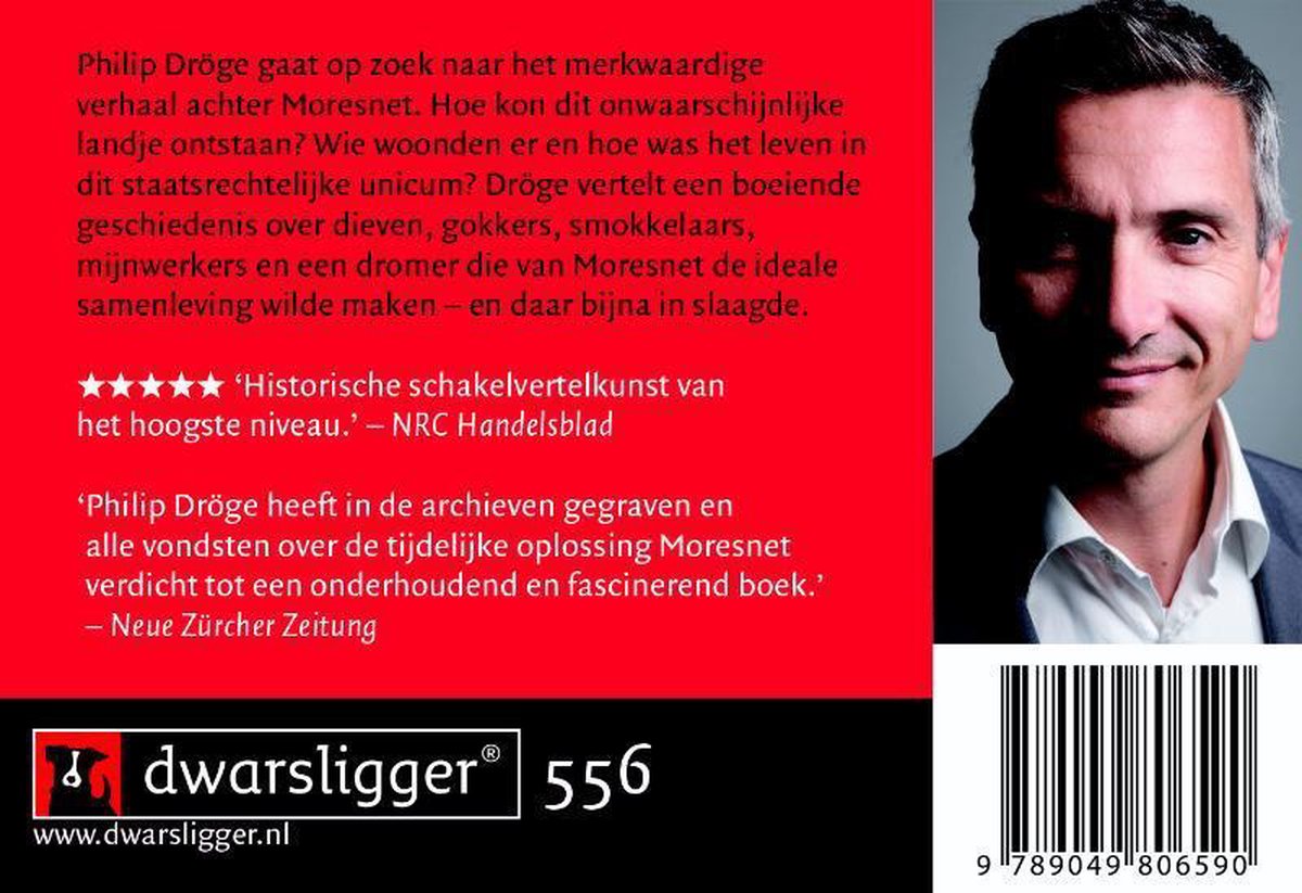 Een man met een grijze polo en een blauw hemd. Naast hem staan sterren en de tekst 'Historische schakelvertelkunst van het hoogste niveau'.