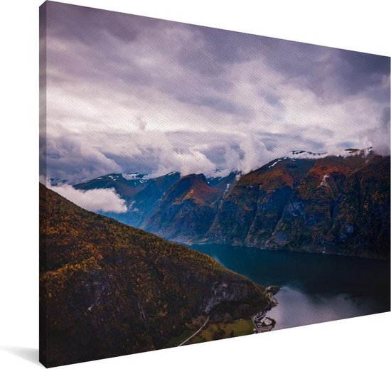 Canvas schilderij 140x90 cm - Wanddecoratie Flåm stad en berglandschappen in Noorwegen - Muurdecoratie woonkamer - Slaapkamer decoratie - Kamer accessoires - Schilderijen