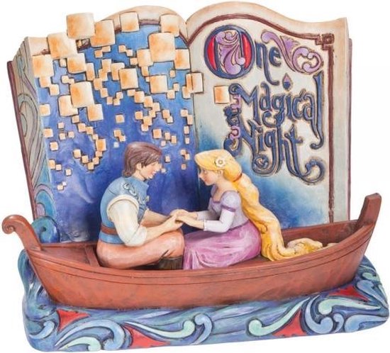 Figurine de Flynn et Raiponce se tenant la main dans un bateau, devant un livre de contes ouvert avec le texte 'One Magical Night'.