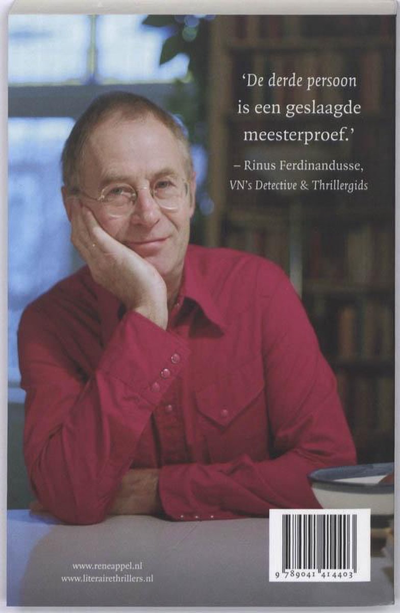 Achterkant boek 'De derde persoon' met een man met bril in rood shirt, zittend, met quote van Rinus Ferdinandusse. Website details onderaan.