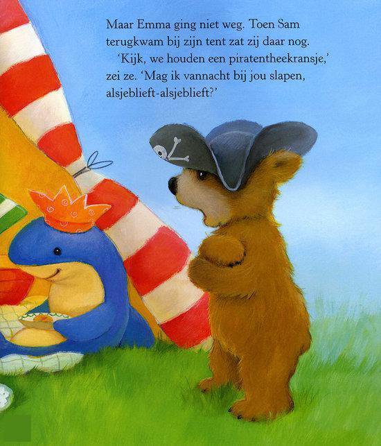 Een teddybeer met piratenhoed kijkt naar een blauwe walvis met kroon.