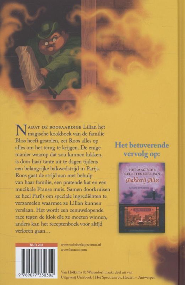 Een elf in het groen met een hoed, kijkt boos, houdt een rol papier vast, omringd door vlammen.