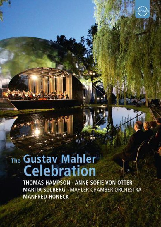 Een concertpodium met orkest bij nacht, met de tekst "The Gustav Mahler Celebration" en namen van artiesten.