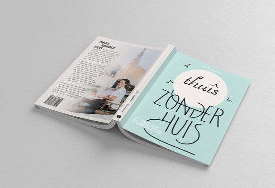 Boek met de titel "Thuis zonder huis", op de voorkant een vrouw die aan tafel zit. De achterkant toont tekst en een foto van de auteur.