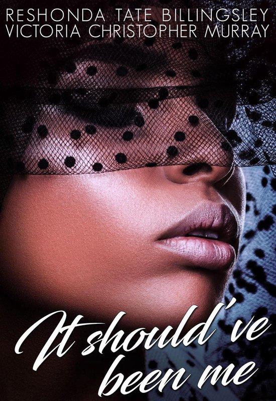 Boekomslag met het opschrift 'It should've been me' en een close-up van een vrouw met een zwart polkadothuwelijkssluier over haar gezicht.