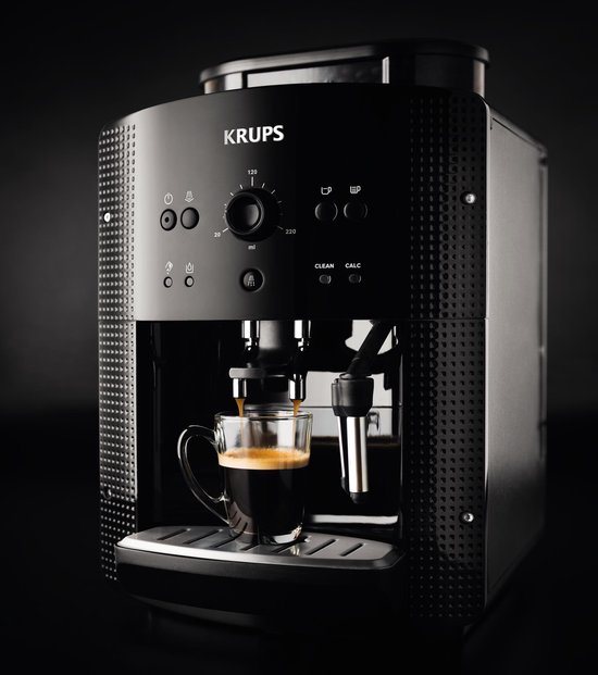 Zwarte Krups volautomaat espressomachine met glas espresso.