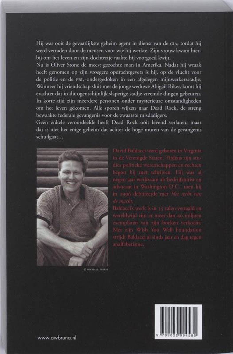 Achterkant van een boek met een foto van een man en tekst over de auteur David Baldacci.