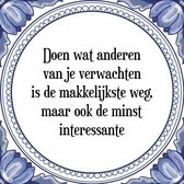 Tegeltje met Spreuk (Tegeltjeswijsheid): Doen wat anderen van je verwachten is de makkelijkste weg, maar ook de minst interessante + Kado verpakking & Plakhanger