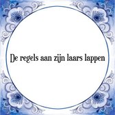 Tegeltje met Spreuk (Tegeltjeswijsheid): De regels aan zijn laars lappen + Kado verpakking & Plakhanger