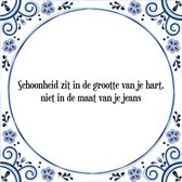 Tegeltje met Spreuk (Tegeltjeswijsheid): Schoonheid zit in de grootte van je hart, niet in de maat van je jeans + Kado verpakking & Plakhanger