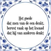 Tegeltje met Spreuk (Tegeltjeswijsheid): Het goede dat men van de een denkt, berust vaak op het kwaad dat hij van anderen denkt + Kado verpakking & Plakhanger