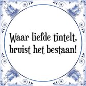 Tegeltje met Spreuk (Tegeltjeswijsheid): Waar liefde tintelt, bruist het bestaan! + Kado verpakking & Plakhanger