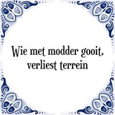 Tegeltje met Spreuk (Tegeltjeswijsheid): Wie met modder gooit, verliest terrein + Kado verpakking & Plakhanger