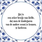 Tegeltje met Spreuk (Tegeltjeswijsheid): Het is een zeker bewijs van liefde, dat men de kinderjaren van de andere wenst te kennen, te herleven + Kado verpakking & Plakhanger