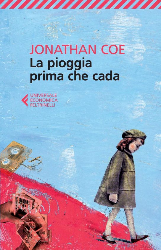 Boekcover met de titel 'La pioggia prima che cada' van Jonathan Coe. Een meisje in een jas en muts loopt op een rode baan. Er liggen foto's en een cassettebandje.