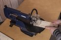 Blauwe FERM figuurzaagmachine in gebruik met hout om te zagen.
