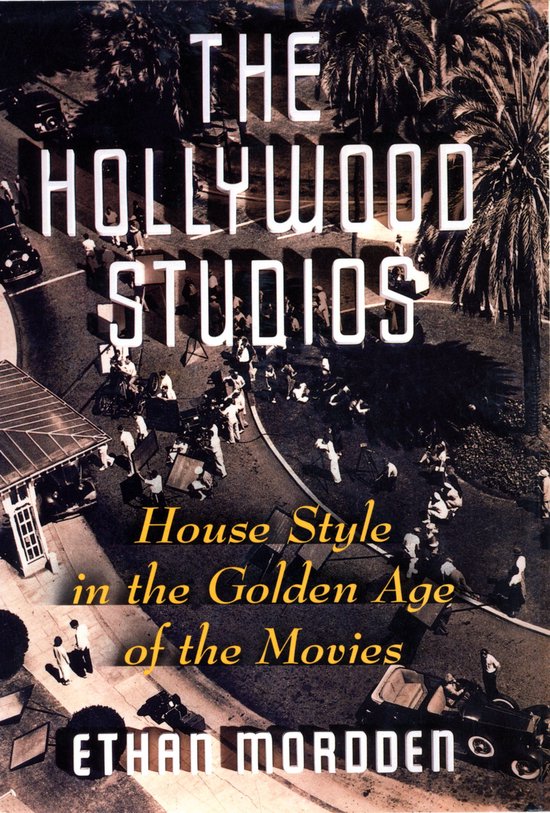 Boekomslag 'The Hollywood Studios: House Style in the Golden Age of the Movies' door Ethan Mordden, met vintage foto van filmset.