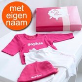 Kraamcadeau t-shirt lange mouw en broekje met naam – meisje (3-6 mnd)