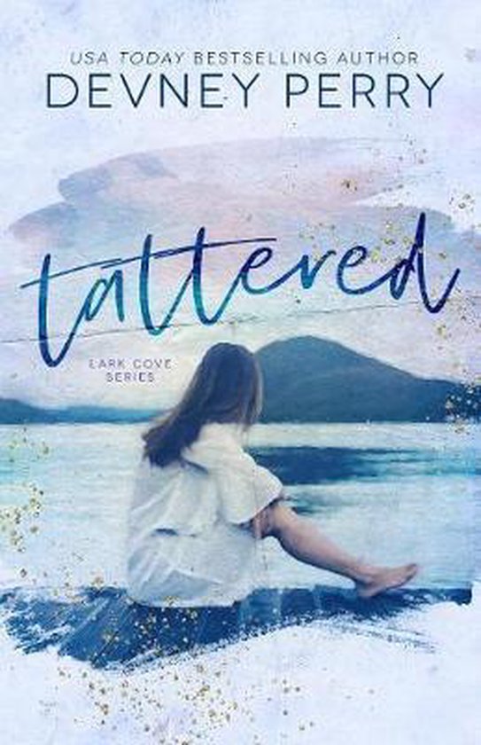 Couverture du livre 'Tattered' par Devney Perry. Une jeune femme assise de dos, regardant l'eau avec des montagnes en arrière-plan.