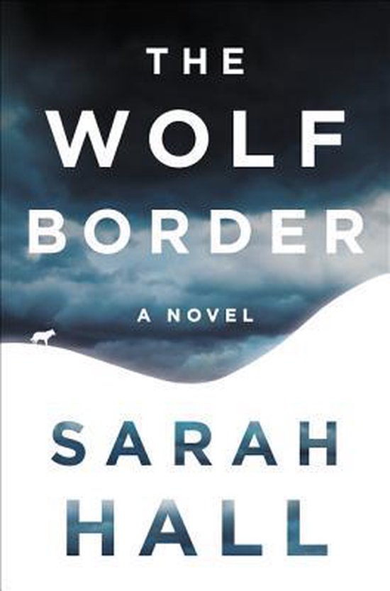 Boekomslag voor "The Wolf Border" van Sarah Hall. Donkere, stormachtige luchten boven een besneeuwde heuvel met een silhouet van een wolf.