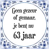 Verjaardag Tegeltje met Spreuk (63 jaar: Geen gezeur of ge maar, je bent nu gewoon 63 jaar + cadeau verpakking & plakhanger