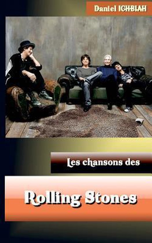 Vier mannen zitten op een bank en op een tapijt voor een stenen muur. Bovenin staat Daniel ICHBIAH. Onderin staat Les chansons des Rolling Stones.