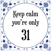 Verjaardag Tegeltje met Spreuk (31 jaar: Keep calm you're only 31 + cadeau verpakking & plakhanger