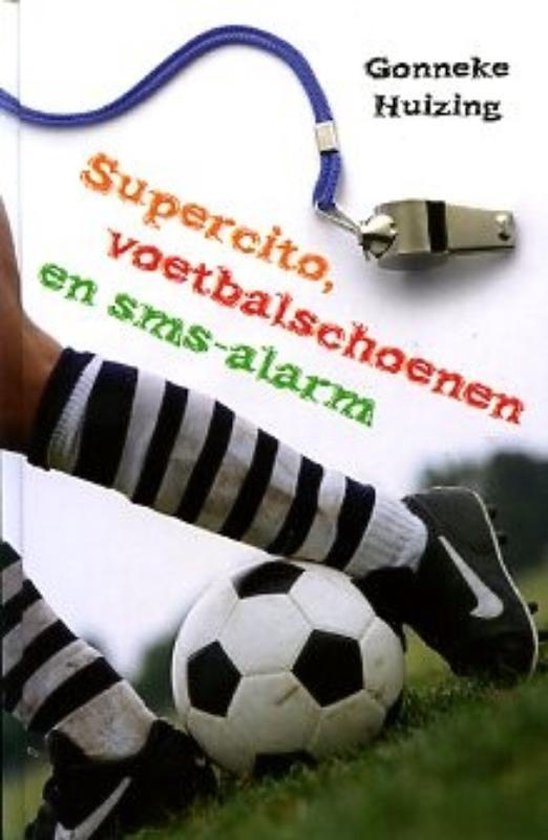 Voetbal, scheenbeschermers en scheidsrechtersfluitje.
