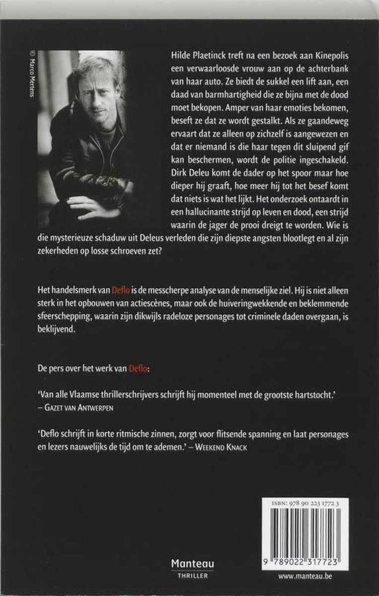Achterkant boek: Man met donkere jas, tekst over een thriller.