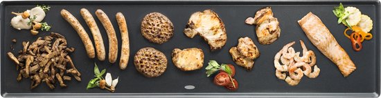 Zwarte bakplaat met gegrilde worstjes, burgers, kip, zalm en garnalen.