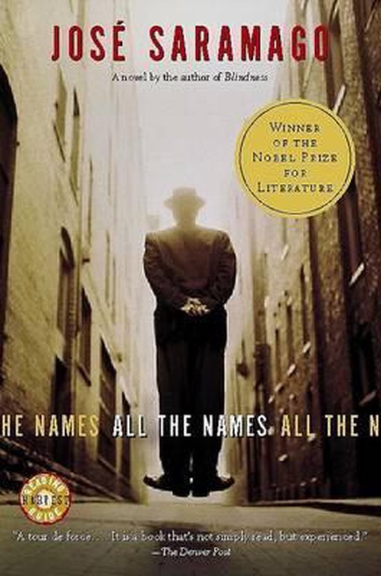 Boek 'All the Names' van José Saramago. Een man in pak staat in een steeg. Winnaar Nobelprijs Literatuur.