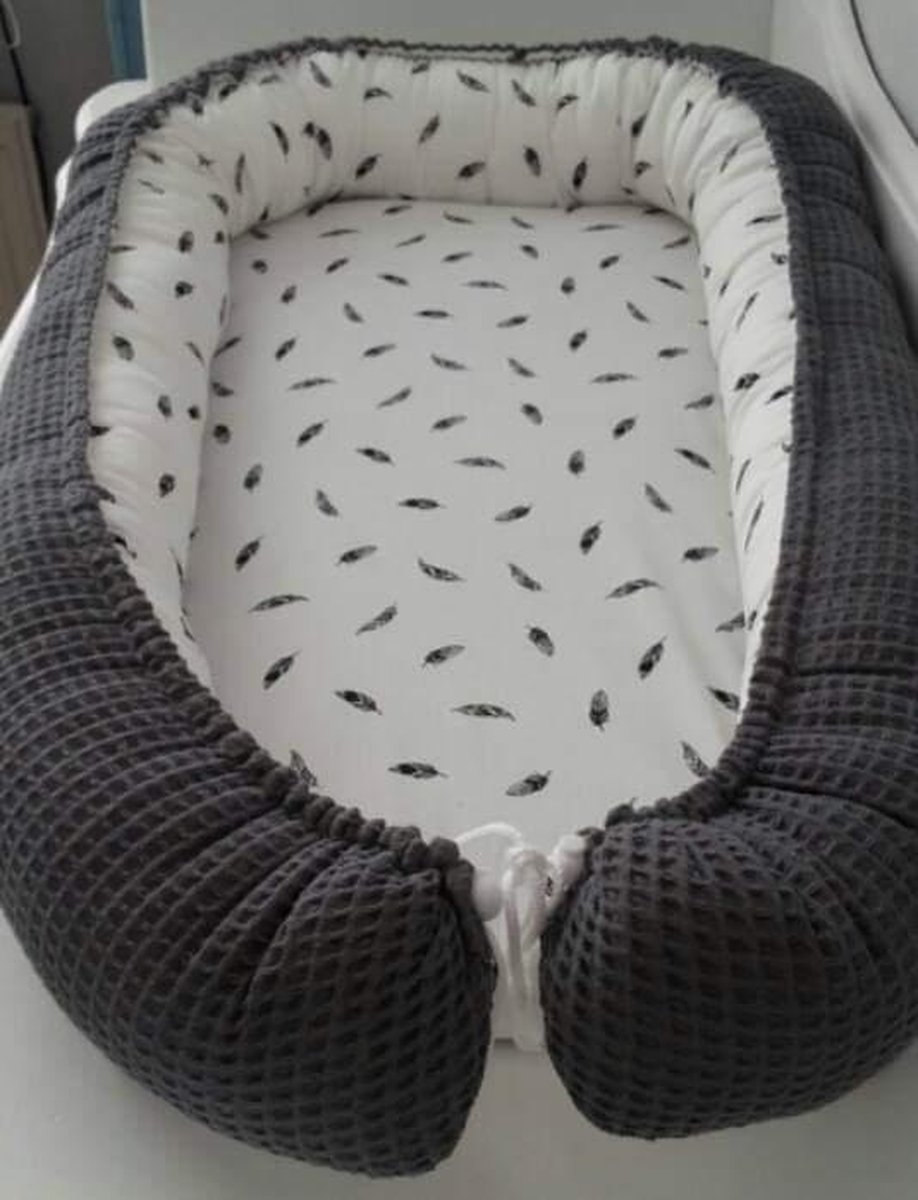 Bol.com Mab Babynestje - donker grijs - wit met zwarte veertjes aanbieding