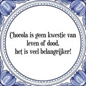 Tegeltje met Spreuk (Tegeltjeswijsheid): Chocola is geen kwestie van leven of dood, het is veel belangrijker! + Kado verpakking & Plakhanger