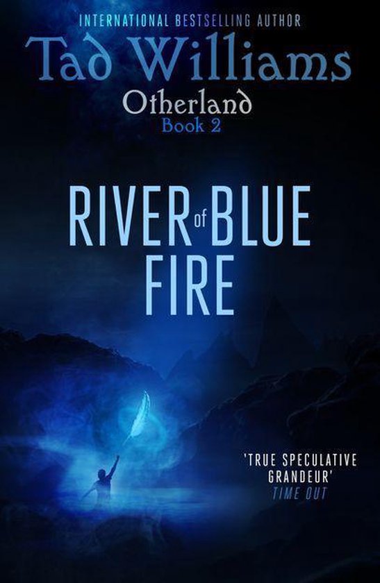 Boekcover van Tad Williams' Otherland: River of Blue Fire. Een man staat in water met een vlag, omgeven door blauwe mist en bergen.