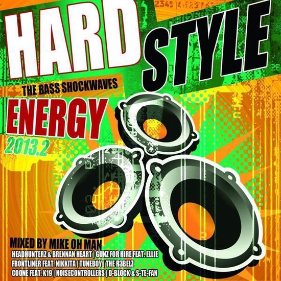 Albumcover met 'HARD STYLE ENERGY 2013.2' in grote letters, met drie luidsprekers en namen van artiesten.