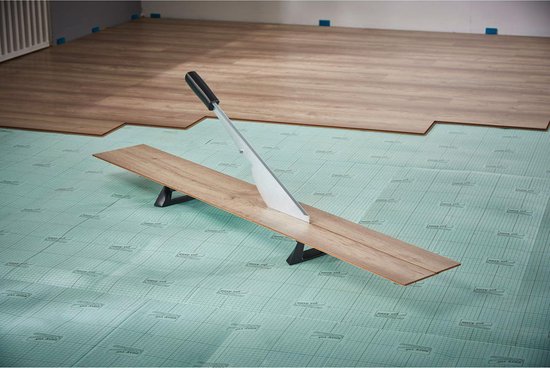 Laminaatsnijder LC 600 in gebruik op een groene ondergrond, met het mes op een houten plank.