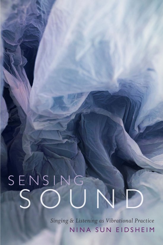 Couverture de livre pour Sensing Sound dans des tons violets et bleus avec du textile brut.