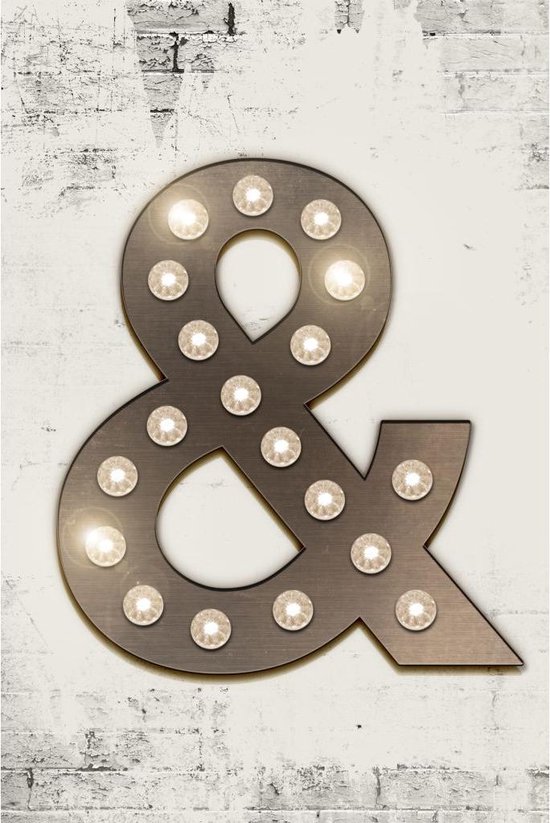 Ampersand teken met verlichting, metaalkleurig, op een witte bakstenen achtergrond.