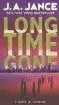 Boekcover van "Long Time Gone" door J.A. Jance. De titel is in glimmende gouden letters, met een stad aan de horizon.