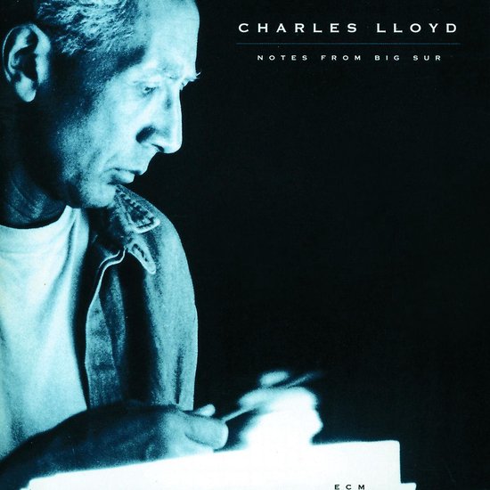 Zwart-witportret in blauwtinten van Charles Lloyd terwijl hij schrijft, albumhoes Notes From Big Sur.