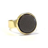 N˚16S233 - GOUDKLEURIGE RING MET GRIJS BRUINE STEEN - ZATTHU JEWELRY