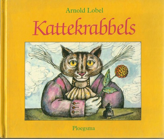 Kattenportret op de omslag van het boek 'Kattekrabbels' van Arnold Lobel. De kat draagt een paars jasje, een ruche-kraag en een bloem.