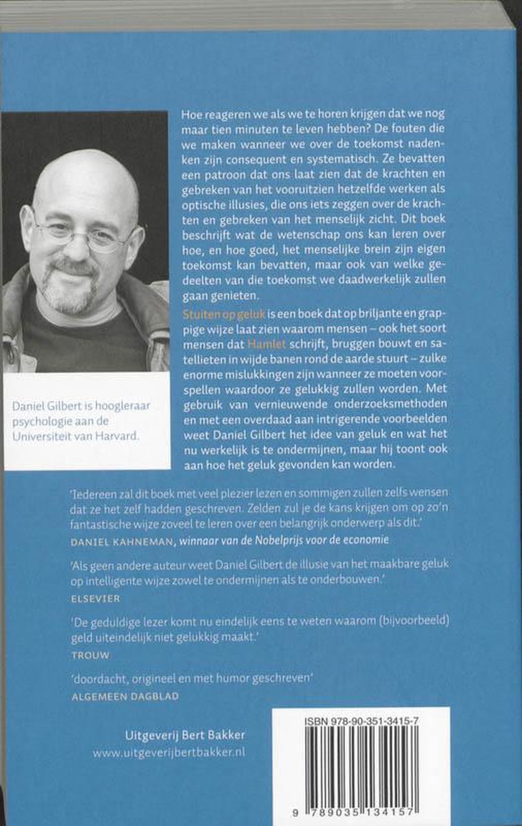 Achterkant boek 'Stuiten op geluk' met foto van Daniel Gilbert en tekst over psychologie. ISBN 9789035134157.