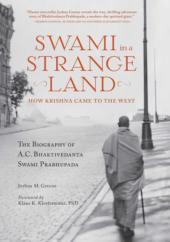 Boek 'Swami in a Strange Land': De Biografie van A.C. Bhaktivedanta Swami Prabhupada. Met een beeld van Prabhupada die een stok vasthoudt, met de rug naar de kijker.